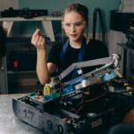 Młodzi inżynierowie pracujący wspólnie nad projektem robotyki w warsztacie