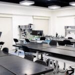 Nowoczesne laboratorium komputerowe z biurkami w uczelni sportowej
