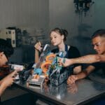 Studenci składający robota w laboratorium podczas pracy projektowej