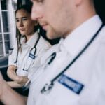 Ratownicy medyczni omawiający przypadek wewnątrz karetki
