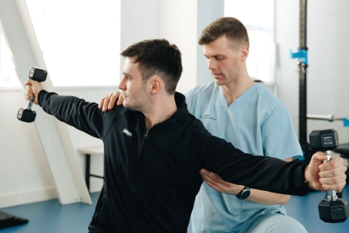 Trener medyczny – jak zdobyć kwalifikacje i czym różni się od fizjoterapeuty?